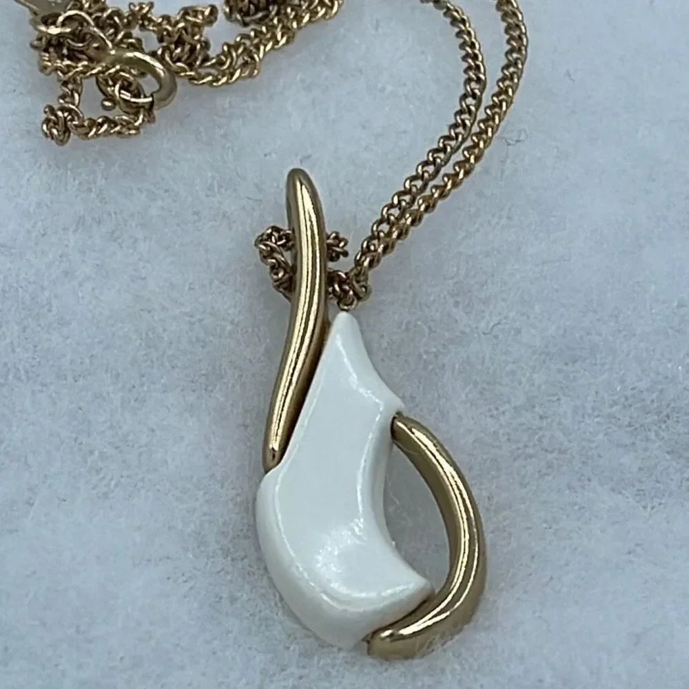 Vintage Sarah Coventry teardrop necklace.